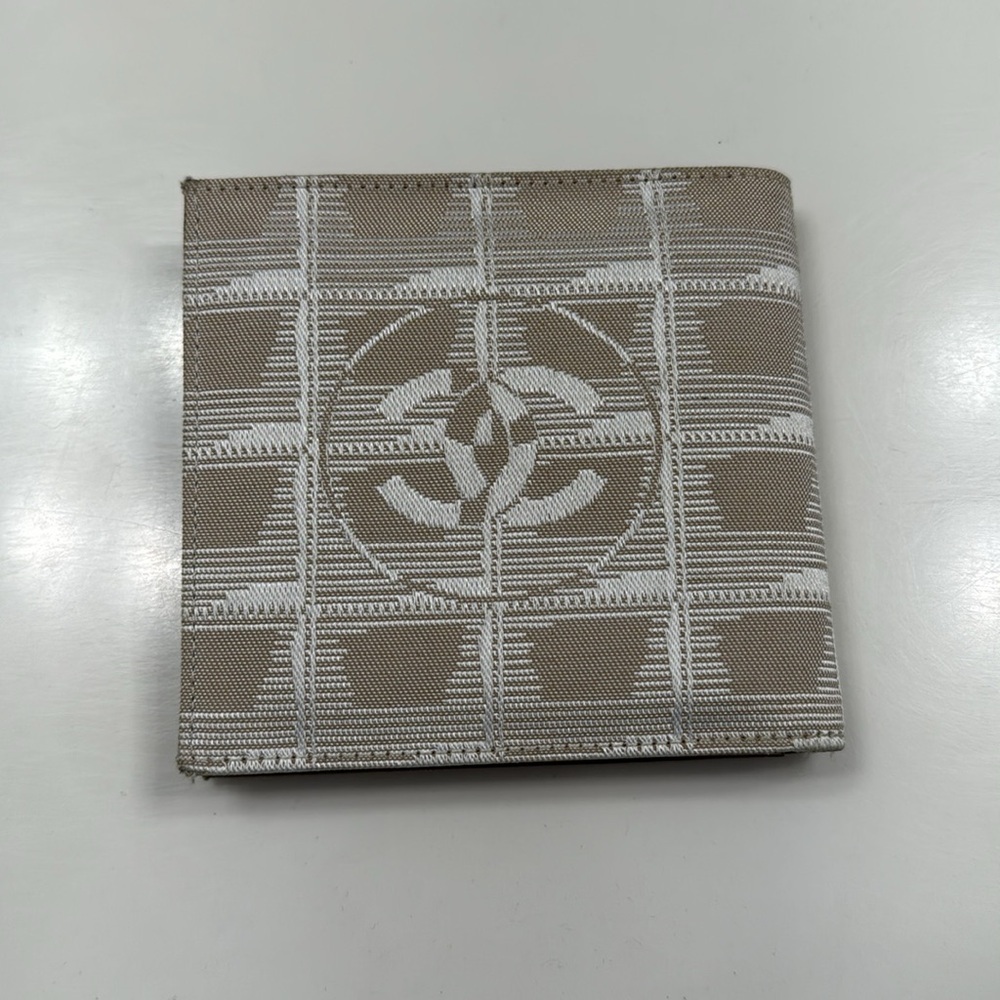 Chanel - Cloth Bifold wallet - great condition AUTHENTIC - Picture 8 of 15